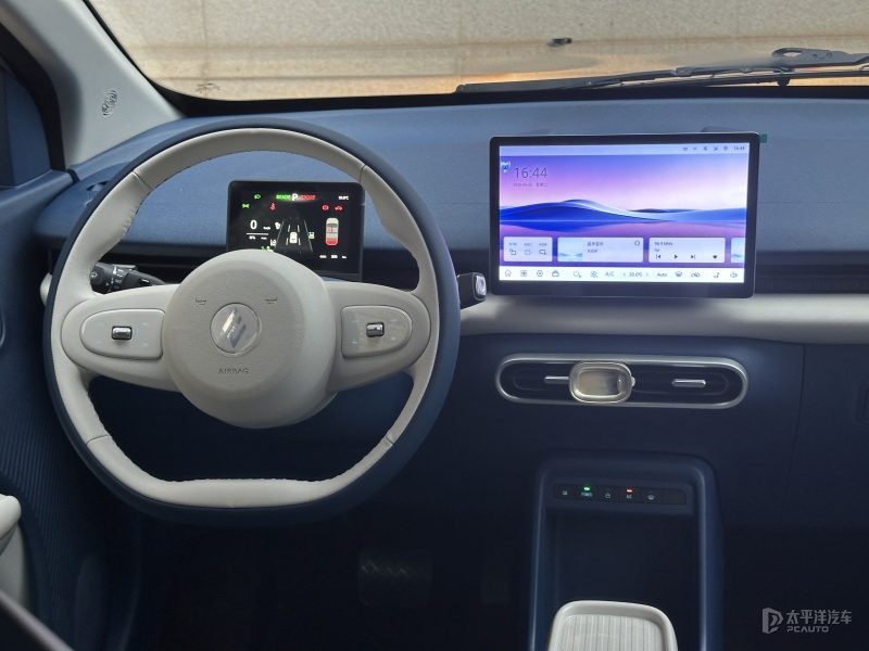 车机系统界面展示，突出语音助手和CarPlay连接功能