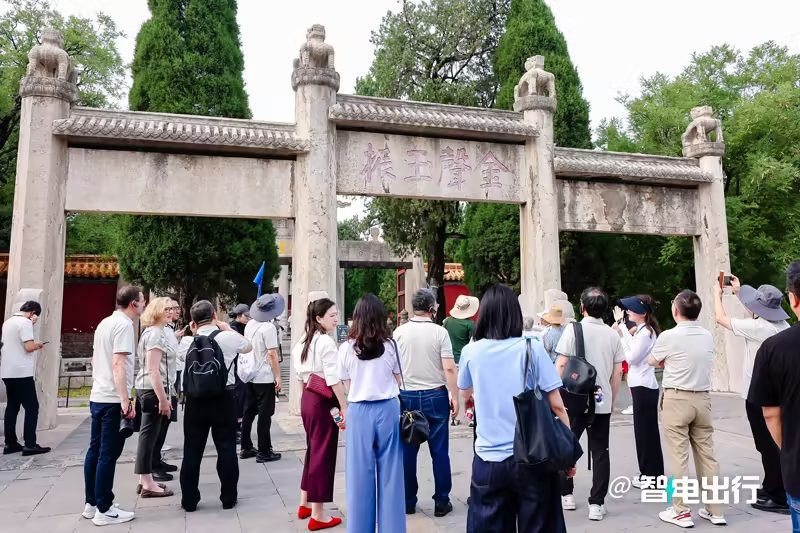 参与者参观曲阜文化地点和非遗相关活动