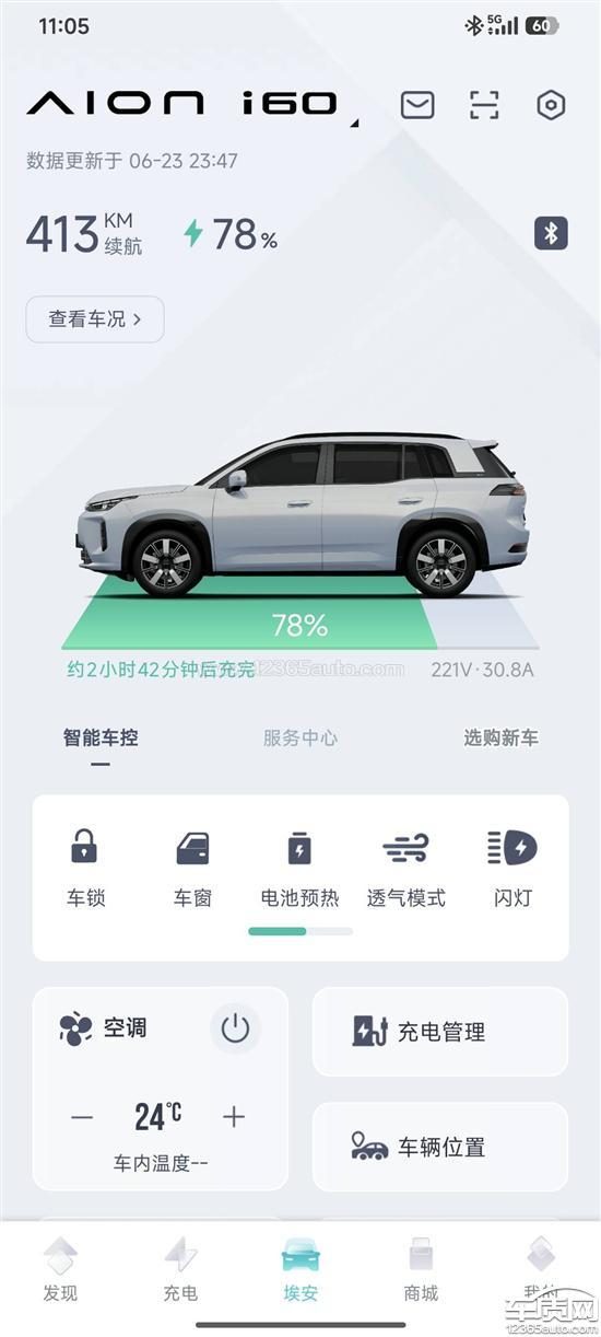一张汽车维修车间内，技师正在拆解车辆中控台或仪表台的特写照片，强调“拆得乱七八糟”的视觉冲击力，背景可以模糊处理