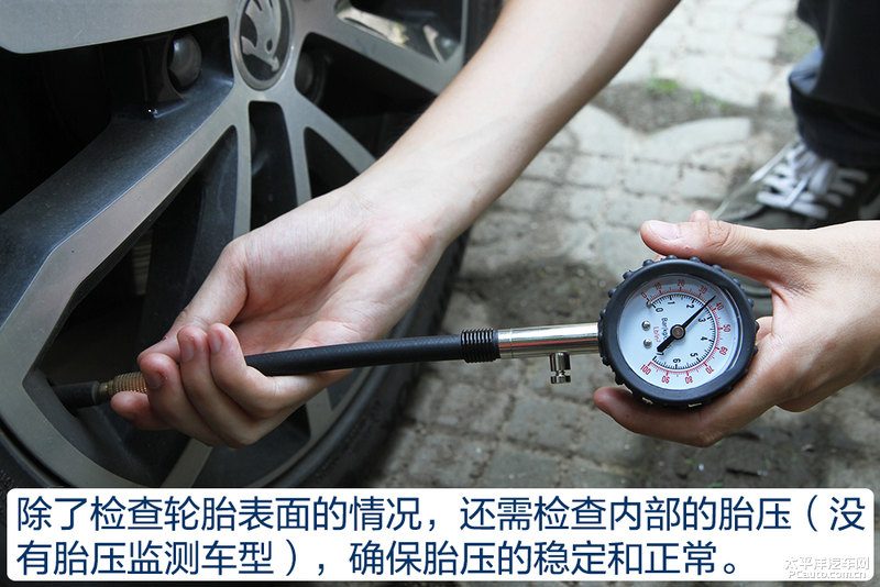 从发动机舱中取出空气滤芯，滤芯表面附着明显灰尘和杂质，旁边放着干净的备用滤芯