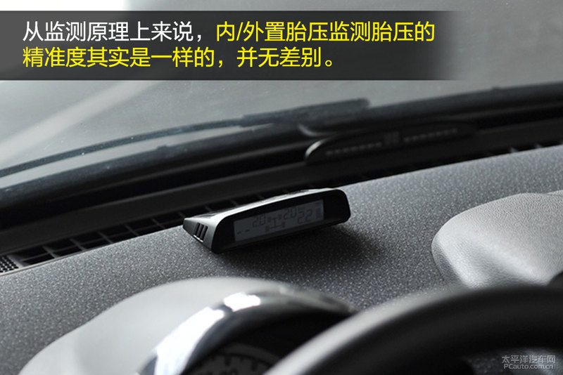一张对比图，左边是内置传感器安装后的轮毂内部特写，右边是外置传感器拧在气门嘴上的特写