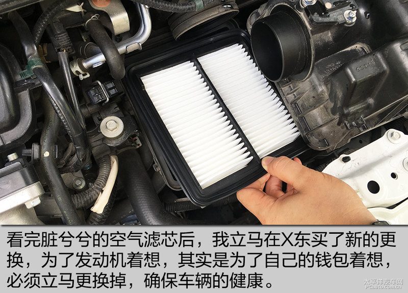 一张干净的空气滤芯和一张脏污严重的空气滤芯并排对比照片，突出颜色差异和灰尘堆积情况