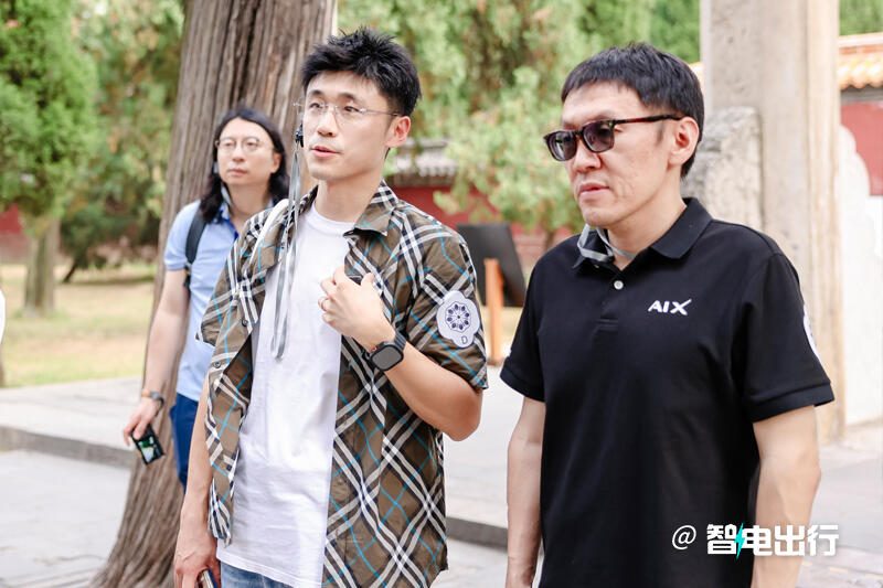 非遗传承人在宝马联合清华美院的工作坊中，展示现代设计与传统工艺结合的作品
