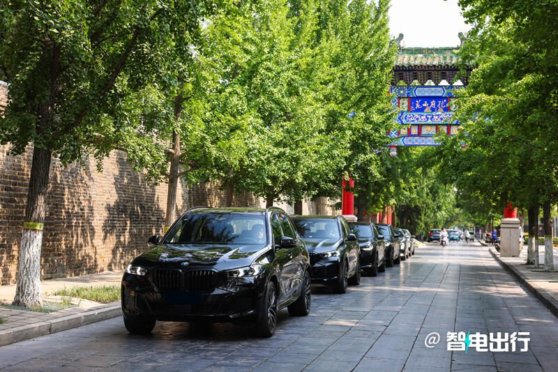 宝马新世代车型的设计细节，如数字光翼、镜光弯角，展示科技与美学的融合