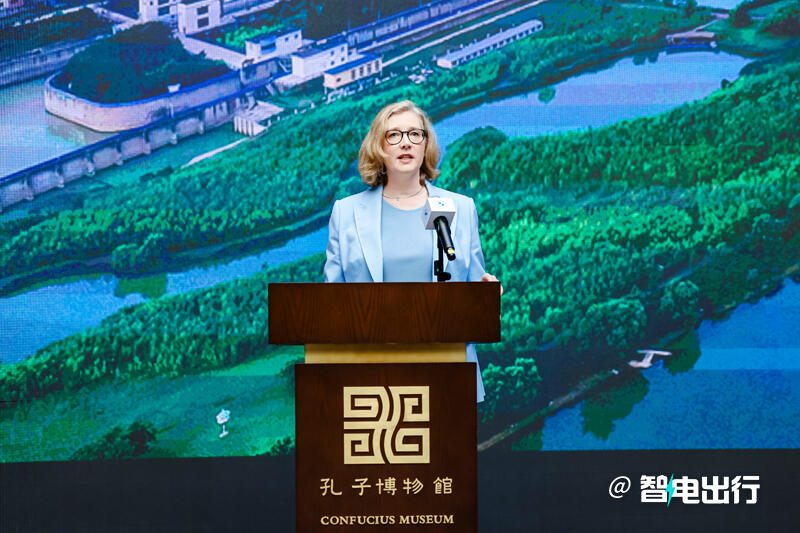 BMW中国文化之旅车队在山东行驶，途经古迹或自然风光，体现文化与自然的融合