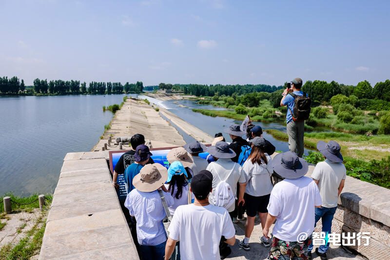 新车官图或实车外观图，突出前脸和车身侧面