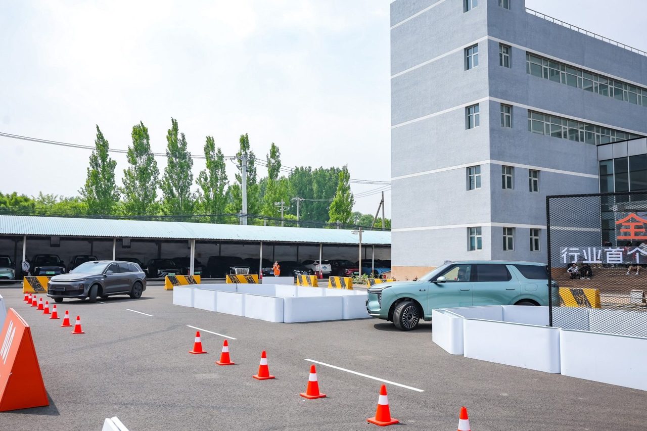 智己LS8在制动测试中，展示其制动姿态和刹车距离