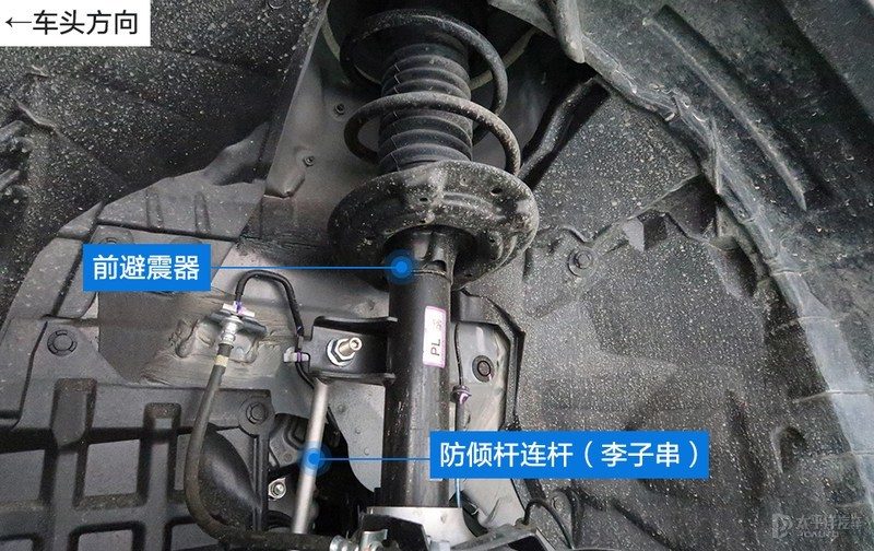 全新奇骏在高速公路上行驶，车内噪音测试仪表盘显示分贝数值