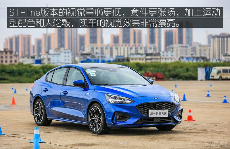 后排乘坐空间展示，一位身高175cm的乘客坐入后排，膝盖距离前排座椅有一拳三指的距离