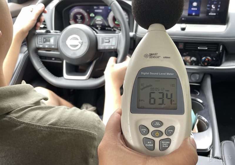 全新一代奇骏与竞品车型（如CR-V、RAV4）并排停放的对比图，展示外观设计差异