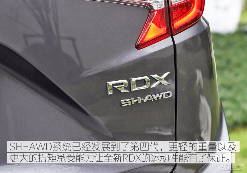 全新RDX与宝马X3、奥迪Q5L并排停放，展示车身尺寸和设计风格差异